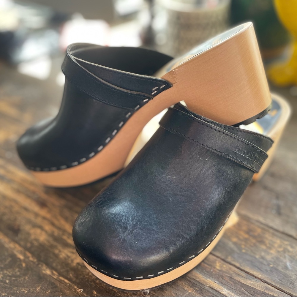 Swedish Hasbeens Black Leather Clogs with Natural Wood Sole - Picture 2 of 4
